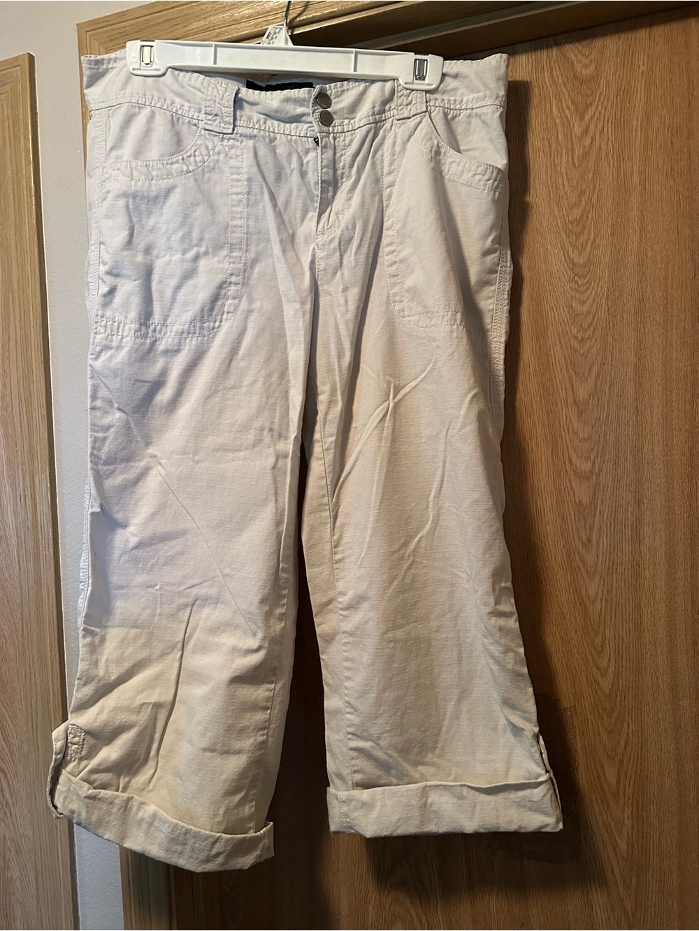 Women’s Lightweight Cream Cargo Capri Pants